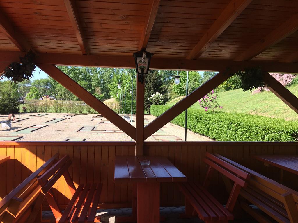 Golf Etterem Es Panzio Hotel Kaposvár Eksteriør billede