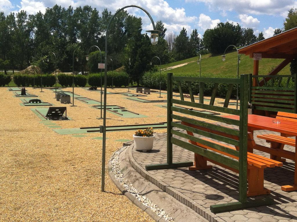 Golf Etterem Es Panzio Hotel Kaposvár Eksteriør billede