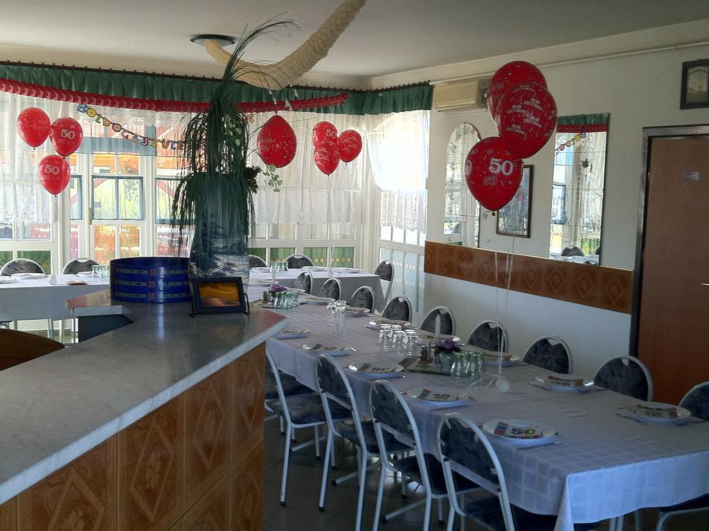 Golf Etterem Es Panzio Hotel Kaposvár Eksteriør billede