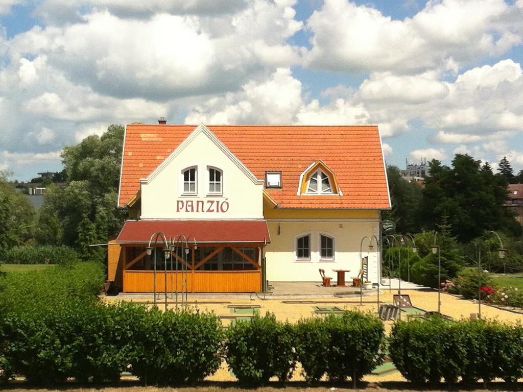Golf Etterem Es Panzio Hotel Kaposvár Eksteriør billede